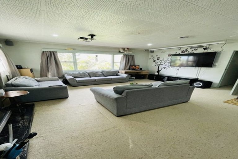 Photo of property in 42 West Lynn Road, Titirangi, Auckland, 0604