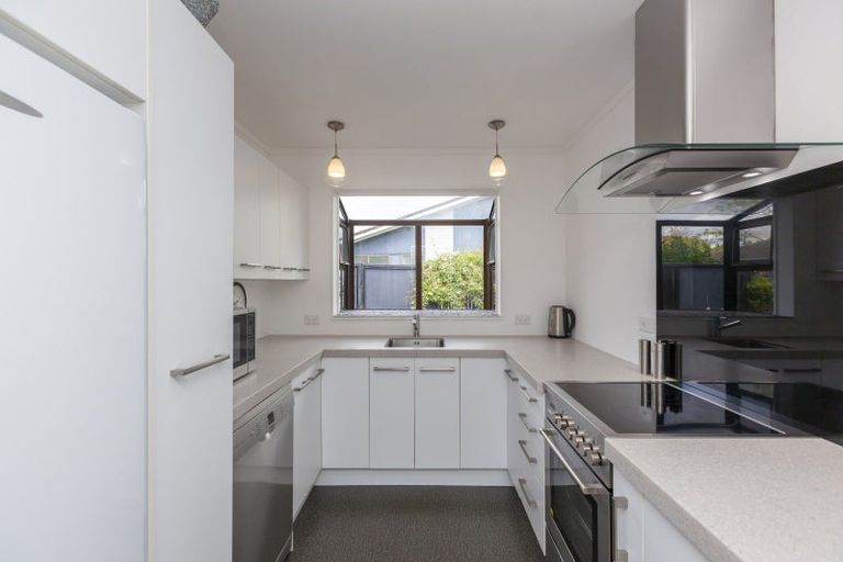 Photo of property in 15a Rosebank Grove, Waikanae, 5036