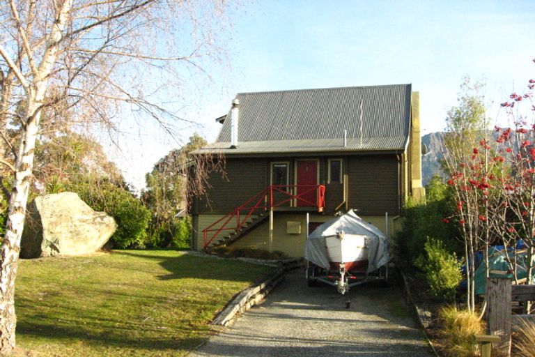 Photo of property in 2 Larch Court, Kelvin Heights, Queenstown, 9300