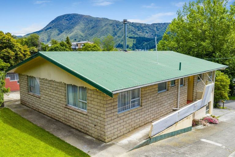 Photo of property in 13 Milton Terrace, Picton, 7220