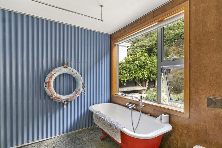 Photo of property in 178 Breaker Bay Road, Breaker Bay, Wellington, 6022