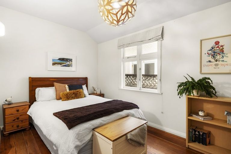 Photo of property in 18 Apu Crescent, Lyall Bay, Wellington, 6022