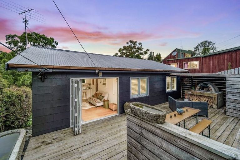 Photo of property in 110 Candia Road, Henderson Valley, Auckland, 0614