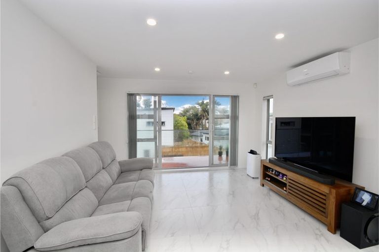 Photo of property in 298f Sunset Road, Windsor Park, Auckland, 0632