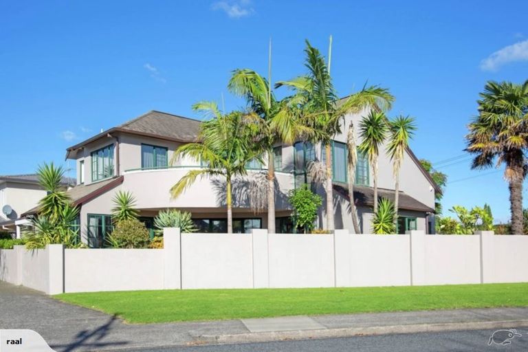 Photo of property in 2 Beach Road, Mellons Bay, Auckland, 2014