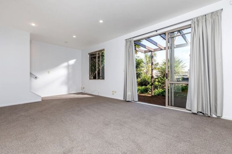 Photo of property in 2/34 Fields Parade, Oteha, Auckland, 0632