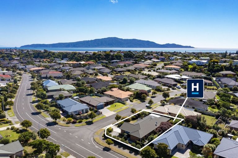 Photo of property in 2 Ashleigh Way, Waikanae Beach, Waikanae, 5036