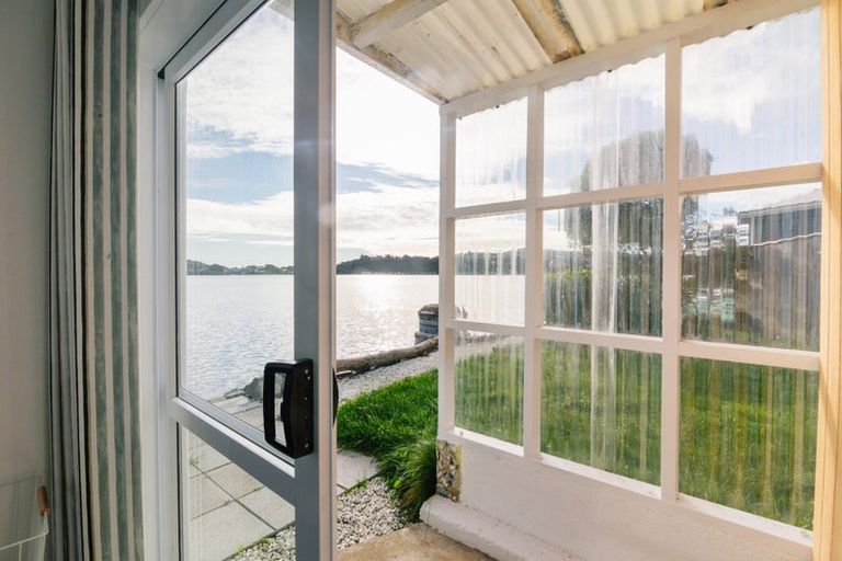 Photo of property in 18 Trevor Terrace, Paremata, Porirua, 5024