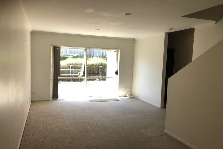 Photo of property in 10 Brashier Circle, Sunnyvale, Auckland, 0612