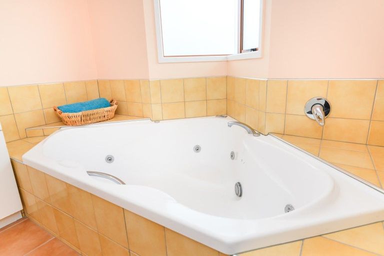 Photo of property in 12 Silkwood Place, Fitzherbert, Palmerston North, 4410