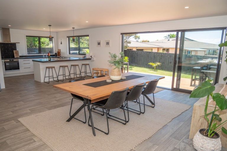 Photo of property in 24 Dudley Crescent, Cable Bay, 0420