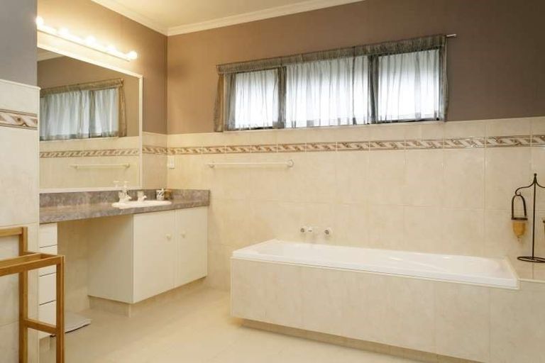 Photo of property in 4 Shera Street, Acacia Bay, Taupo, 3330