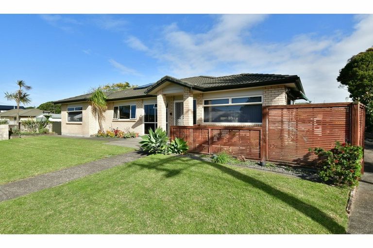 Photo of property in 10 Centreway Road, Orewa, 0931