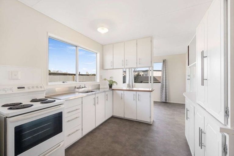 Photo of property in 17 Tait Drive, Greenmeadows, Napier, 4112