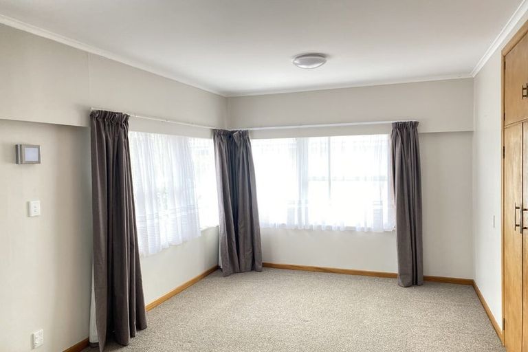 Photo of property in 193 Glenfield Road, Hillcrest, Auckland, 0627