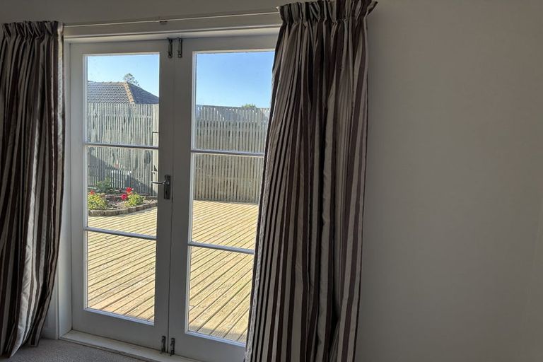 Photo of property in 18 Saulbrey Grove, Woburn, Lower Hutt, 5010