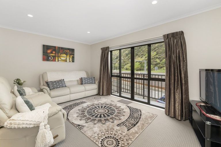 Photo of property in Te Kakariki Apartments, 6/6 Wellington Road, Paekakariki, 5034