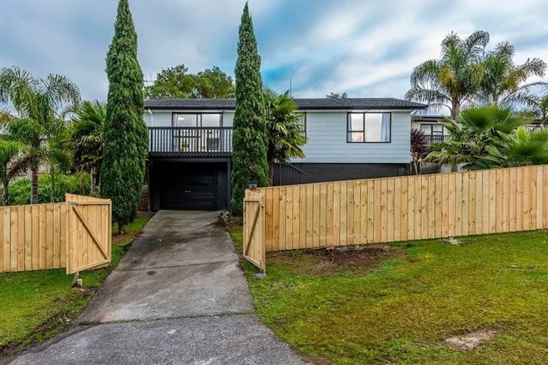 Photo of property in 4 Kayle Glen, West Harbour, Auckland, 0618