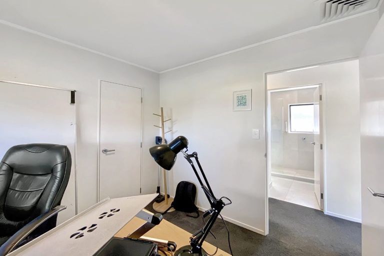 Photo of property in 19a Akoranga Drive, Northcote, Auckland, 0627