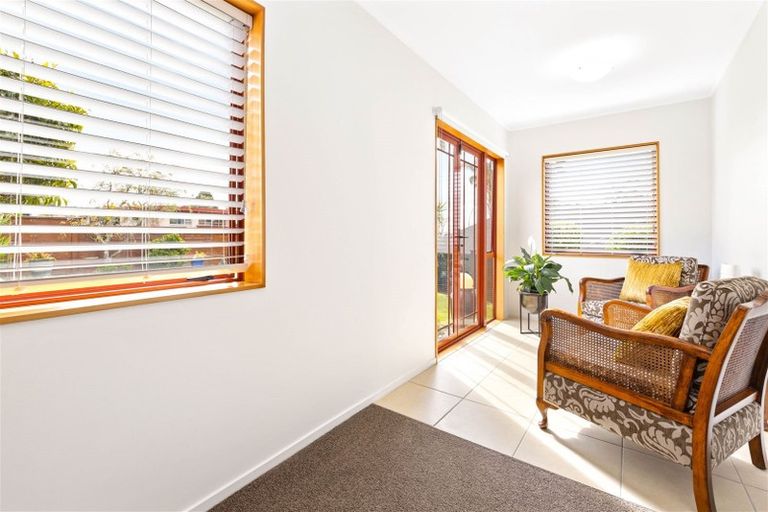 Photo of property in 124 Beach Road, Te Atatu Peninsula, Auckland, 0610