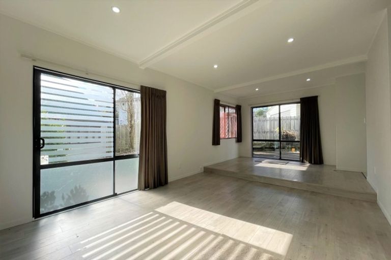 Photo of property in 21 Mallard Place, Unsworth Heights, Auckland, 0632