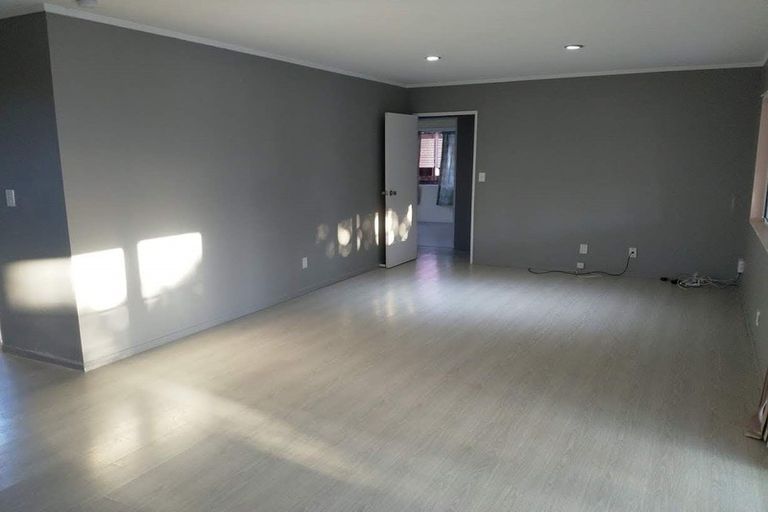 Photo of property in 2/61 Greenslade Crescent, Northcote, Auckland, 0627