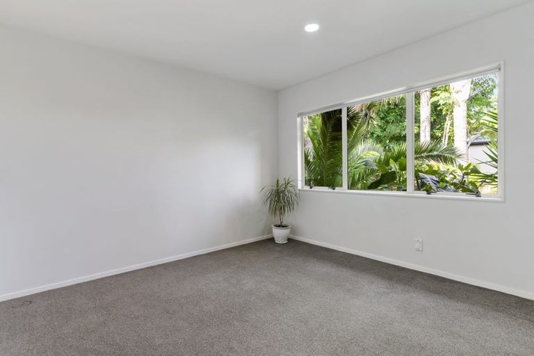 Photo of property in 11 Tyrico Close, Unsworth Heights, Auckland, 0632