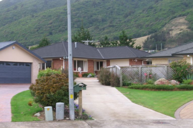 Photo of property in 12 Balmerino Grove, Waikanae, 5036