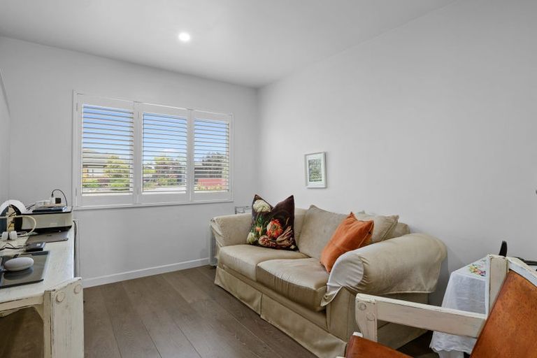 Photo of property in 3 Waiwera Place, Merrilands, New Plymouth, 4312