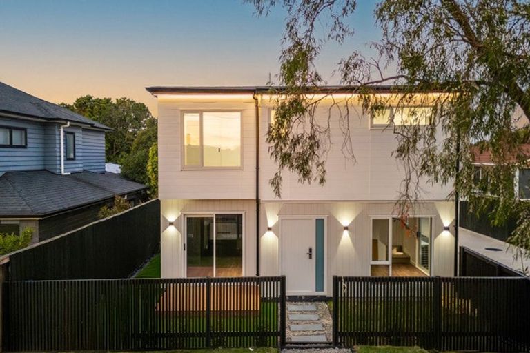 Photo of property in 17 Muir Avenue, Mangere Bridge, Auckland, 2022