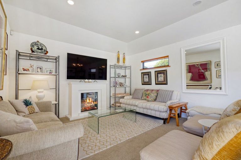 Photo of property in 1 Hikanui Place, Havelock North, 4130