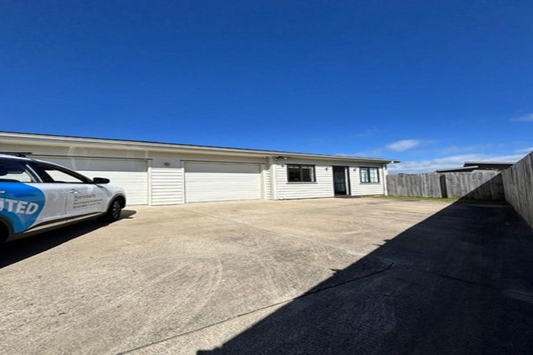 Photo of property in 10 Poutawa Lane, Clarks Beach, 2122