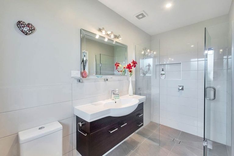Photo of property in 11 Robin Lane, Browns Bay, Auckland, 0630