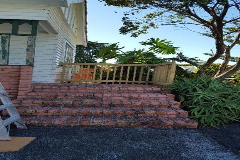Photo of property in 2/4 Northcote Road, Takapuna, Auckland, 0622
