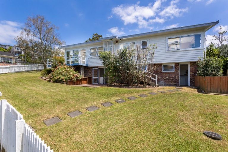 Photo of property in 18 Deuxberry Avenue, Northcote, Auckland, 0627