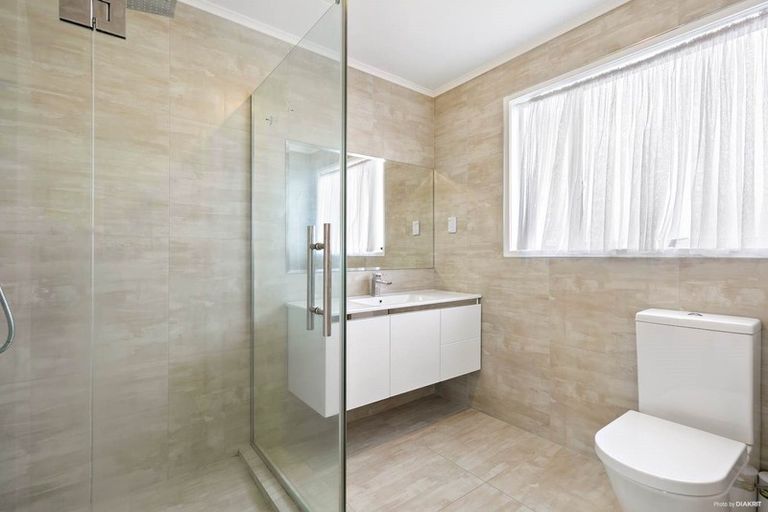 Photo of property in 34 Easton Park Parade, Glenfield, Auckland, 0629