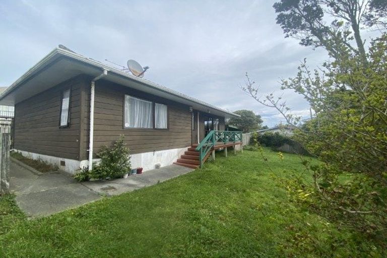 Photo of property in 39a Horokiwi Road West, Newlands, Wellington, 6037