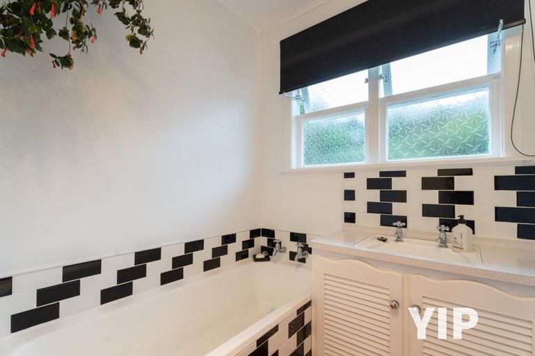 Photo of property in 36 Batchelor Street, Newlands, Wellington, 6037