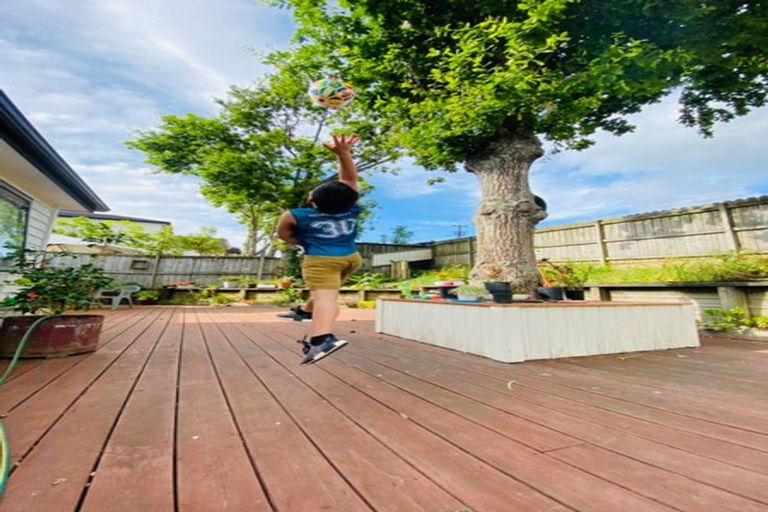 Photo of property in 1 Bangla Place, Massey, Auckland, 0614