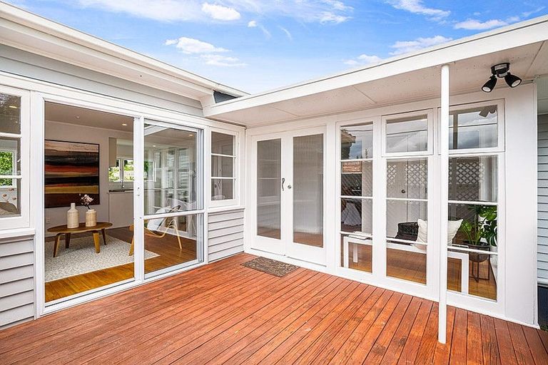 Photo of property in 10 West Lynn Road, Titirangi, Auckland, 0604