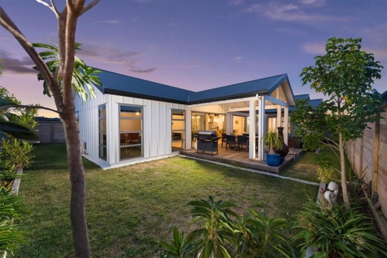 Photo of property in 17 Awatira Drive, Papamoa Beach, Papamoa, 3118