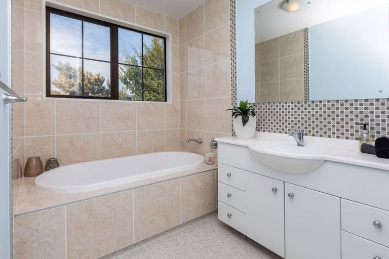 Photo of property in 4 Rowanwood Close, Halswell, Christchurch, 8025