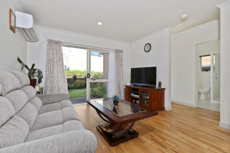 Photo of property in 6 Brashier Circle, Sunnyvale, Auckland, 0612