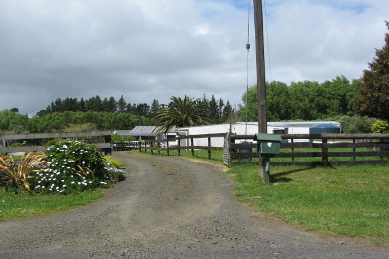 Photo of property in 182 Boord Crescent, Kumeu, 0891