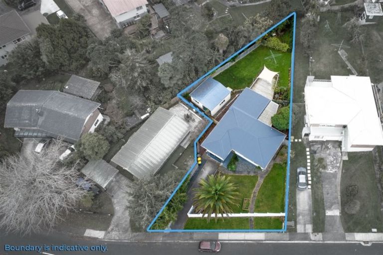 Photo of property in 25 Crompton Road, Massey, Auckland, 0614