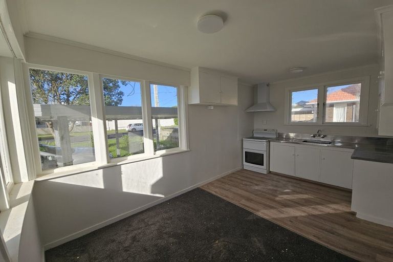 Photo of property in 4 Peachgrove Road, Te Atatu Peninsula, Auckland, 0610