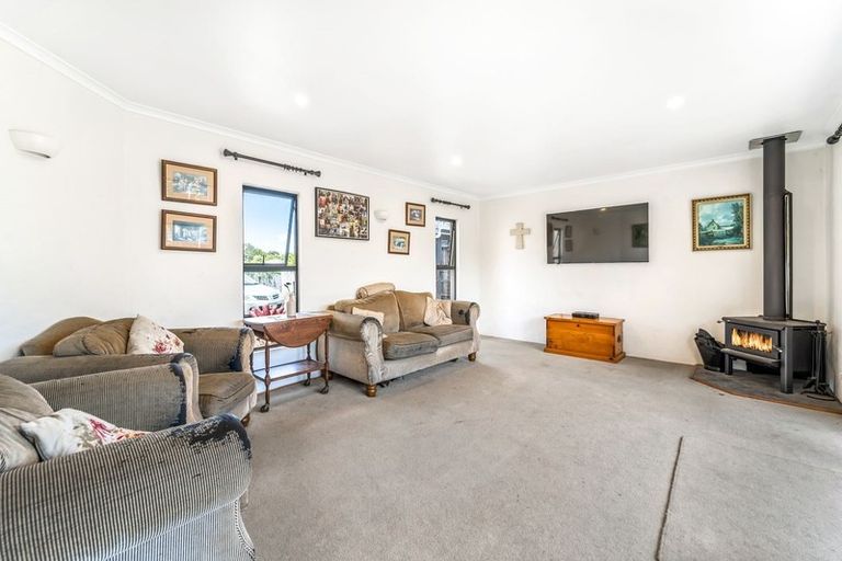 Photo of property in 24 Makiri Street, Helensville, 0800