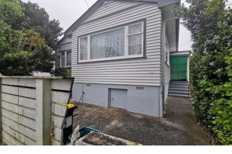 Photo of property in 20 Dr Taylor Terrace, Johnsonville, Wellington, 6037