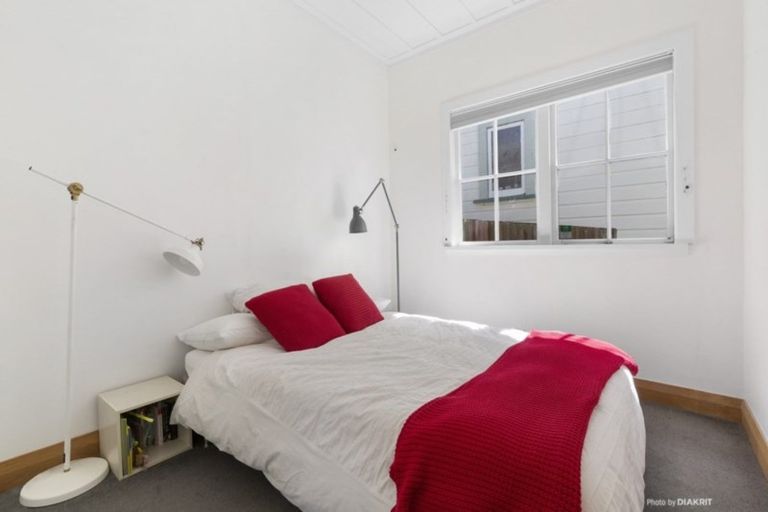 Photo of property in 174 Sutherland Road, Lyall Bay, Wellington, 6022