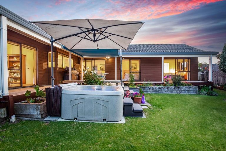 Photo of property in 27 Glucina Avenue, West Harbour, Auckland, 0618